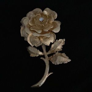 Lovely gold tone rose broach with faux diamond center
